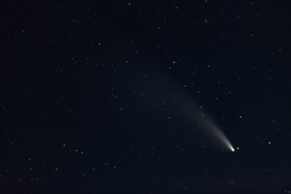 دانلود عکس دنباله دار در حال عبور از نزدیک زمین با دم درخشان