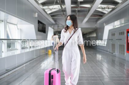 دانلود عکس زنی مسافرتی که در آن ماسک محافظ زده است
