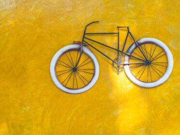 دانلود عکس دوچرخه و دیوار زرد