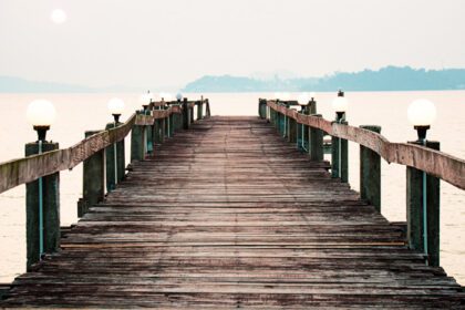 دانلود عکس پیاده روی چوبی که تا تعطیلات دریا کشیده شده است