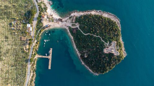 دانلود عکس نمای هوایی پهپاد از جزیره ای زیبا در وسط