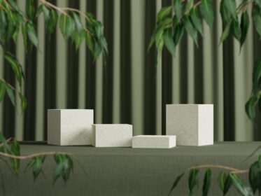 دانلود عکس سکوی نمایش مکعب مینیمال سه بعدی روی میز در برابر سبز