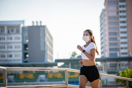 دانلود عکس تناسب اندام جوان آسیایی ورزشکار زن در حال دویدن و او می پوشد