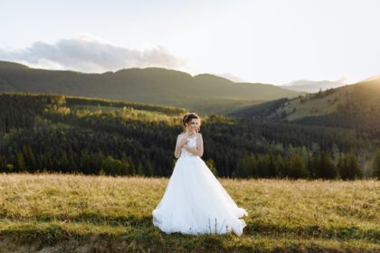 دانلود عکس عروس در کوه مفهوم سبک زندگی و عروسی