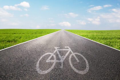 دانلود عکس نماد دوچرخه در مسیر جاده آسفالته مستقیم