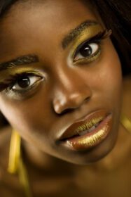 دانلود عکس زن آفریقایی آمریکایی با آرایش طلایی