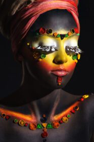 دانلود عکس زن آفریقایی با آرایش قومی هنری