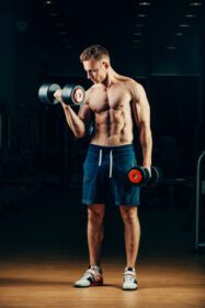 دانلود عکس ورزشکار تمرین بدنساز عضلانی پشت با دمبل در باشگاه