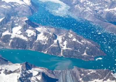 دانلود عکس نمای هوایی از یخچال های طبیعی گرینلند و کوه های یخ