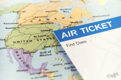 دانلود عکس بلیط هواپیما و پاسپورت روی نقشه پرواز به آمریکا