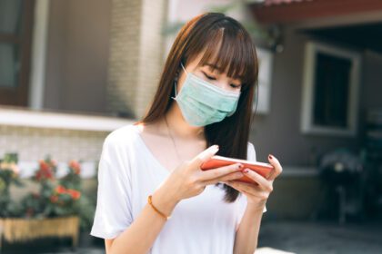 دانلود عکس دانشجوی نوجوان آسیایی برای محافظت از ویروس ماسک بپوشید