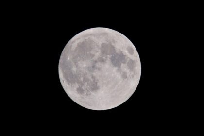 دانلود عکس نمایی از ماه کامل در آسمان شب
