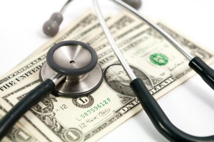 دانلود عکس هزینه های مراقبت های بهداشتی گوشی پزشکی و نماد پول برای سلامتی