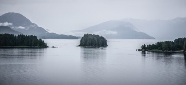 دانلود عکس طبیعت آلاسکا و رشته کوه با منظره دریا در ژوئن