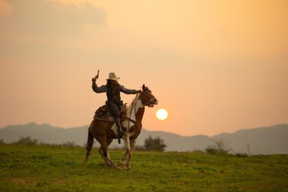 دانلود عکس کابوی سوار بر اسب در مقابل یک کابوی زیبای غروب آفتاب و