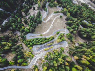 دانلود عکس نمای هوایی از جاده کوهستانی پرپیچ و خم