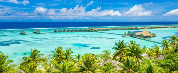 دانلود عکس جزیره مرجانی و جزیره شگفت انگیز در مالدیو از نمای هوایی