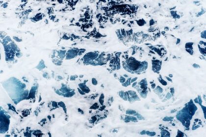 دانلود عکس اقیانوس اطلس با آب آبی در یک روز آفتابی امواج فوم