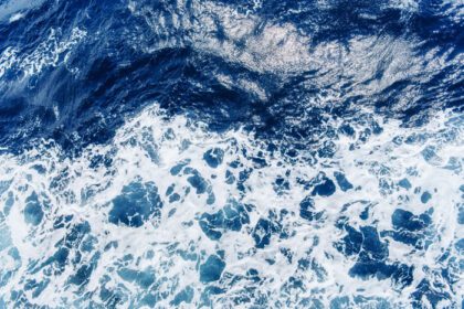 دانلود عکس اقیانوس اطلس با آب آبی در یک روز آفتابی امواج فوم