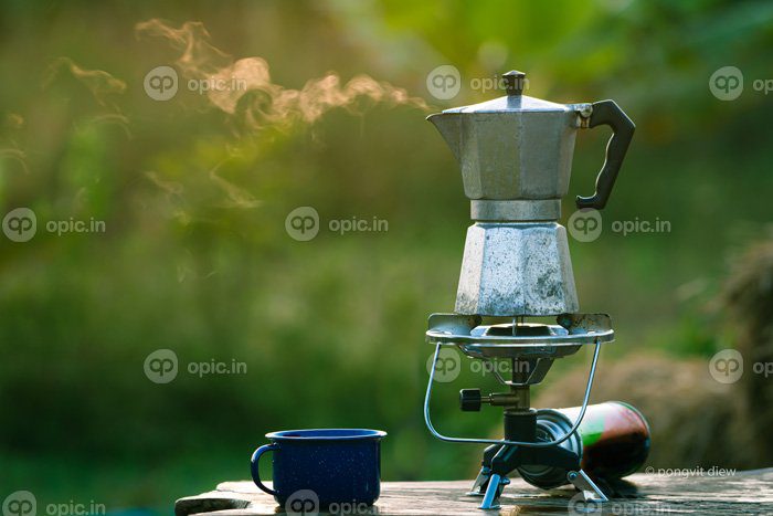 دانلود عکس قهوه جوش آنتیک موکا روی اجاق گاز برای کمپینگ وقتی