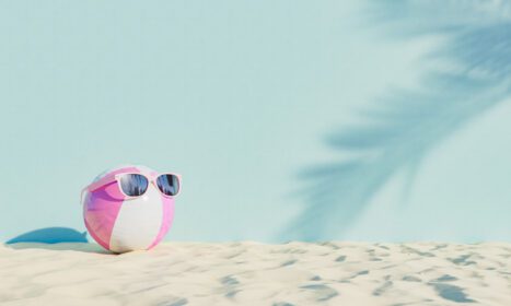 دانلود عکس توپ با عینک آفتابی روی شن ساحل