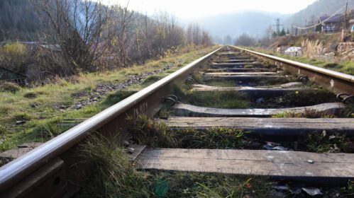 دانلود عکس نمای پرسپکتیو نزدیک از خطوط راه آهن در یک روشن