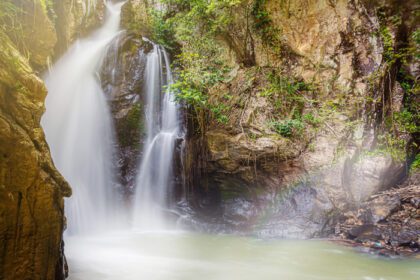 دانلود عکس آبشار شگفت انگیز در جنگل سبز لاونگ رانگ آبشار یالا