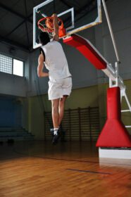 دانلود عکس بازیکن بازی بسکتبال در سالن ورزشی