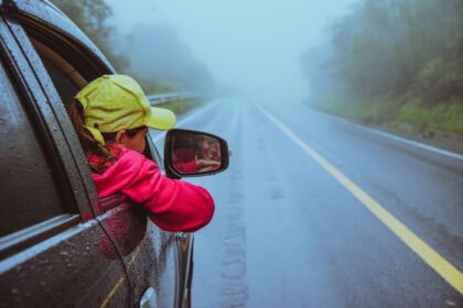 دانلود عکس سفر زنان آسیایی استراحت در تعطیلات رانندگی با ماشین