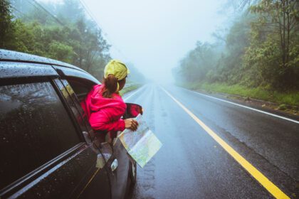 دانلود عکس سفر زنان آسیایی استراحت در تعطیلات سفر با ماشین