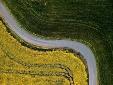 دانلود عکس نمایی هوایی از جاده ای در میان مزارع