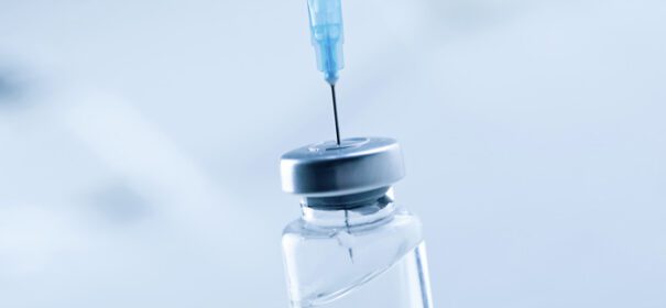 دانلود عکس سرنگ پزشکی با سوزن و بولته با واکسن