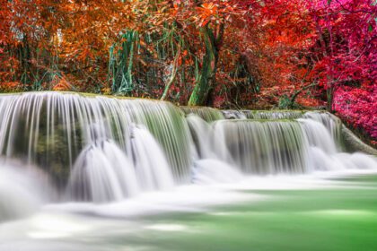 دانلود عکس آبشار زیبا از طبیعت جنگل های رنگارنگ عمیق