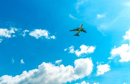 دانلود عکس ایرلاین تجاری پرواز در آسمان آبی و کرکی سفید