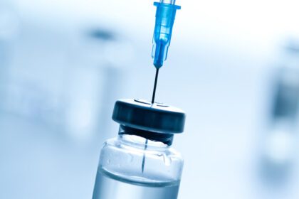 دانلود عکس سرنگ پزشکی با سوزن و بولته با واکسن