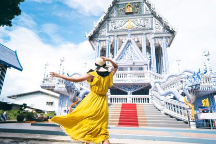 دانلود عکس نمای پشتی زن انفرادی آسیا سرگردان محلی در فضای باز