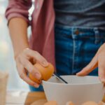 دانلود وکتور پترن بدون درز گل با پس زمینه استوایی لاله برگ