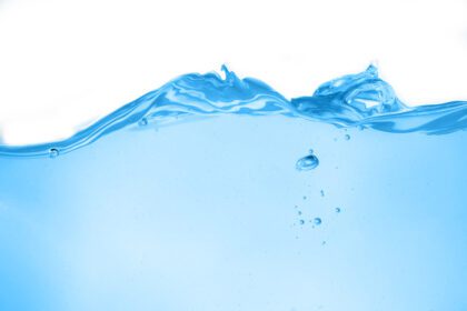 دانلود عکس آبی سطح آب و حباب هوا جدا شده در پس زمینه سفید