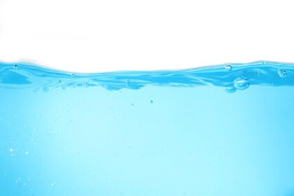 دانلود عکس آبی سطح آب و حباب هوا جدا شده در پس زمینه سفید