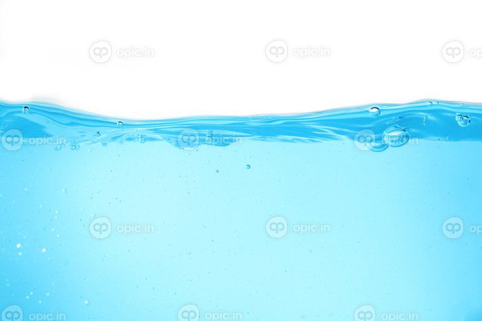 دانلود عکس آبی سطح آب و حباب هوا جدا شده در پس زمینه سفید