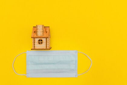 دانلود عکس ماسک محافظ پزشکی و خانه چوبی روی زرد