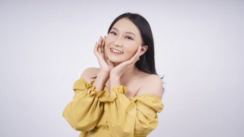 دانلود عکس زن آسیایی زیبا در حال لبخند زدن که آرایش خود را جدا شده نشان می دهد