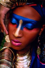 دانلود عکس زن سیاه پوست زیبا با آرایش رنگی با تزئینات طلایی آبی قرمز با آرایش طلایی