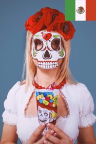 دانلود عکس زن بلوند با نقاب مکزیکی روی صورتش سفر و فرهنگ