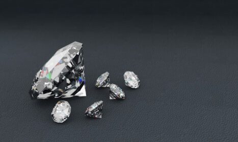 دانلود عکس الماس رندر سه بعدی روی سطح چرم خاکستری