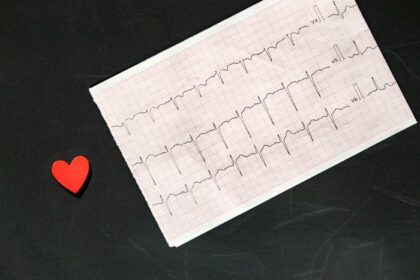 دانلود عکس نمای بالای نوار قلب به شکل کاغذ vith red