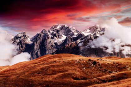 دانلود عکس منظره پاییزی و کوه های برفی در کومولوس زیبا