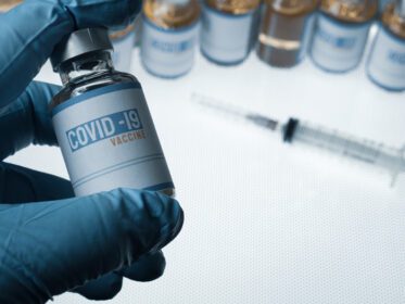 دانلود عکس واکسن کووید در بطری برای محتوای پزشکی