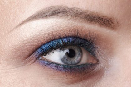 دانلود عکس چشم آبی زیبا از نزدیک آرایش روشن