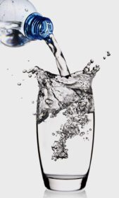 دانلود عکس چکیده آب شیشه ای شفاف بطری آب آبی با